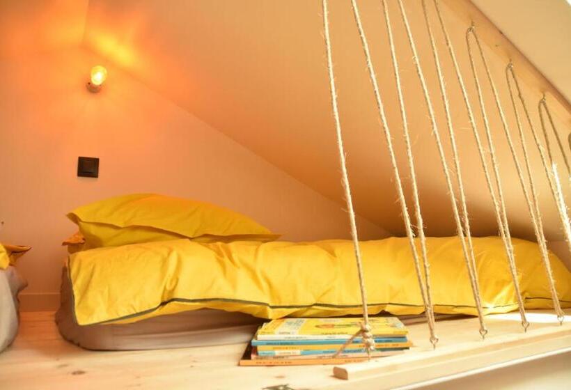 غرفة عائلية مطلّة علي الحديقة, Les Maillettes