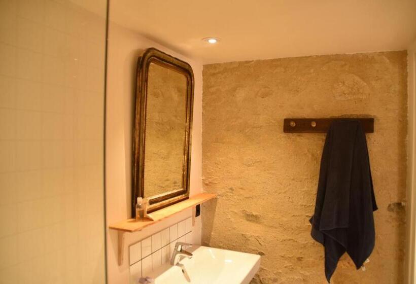 غرفة عائلية مطلّة علي الحديقة, Les Maillettes