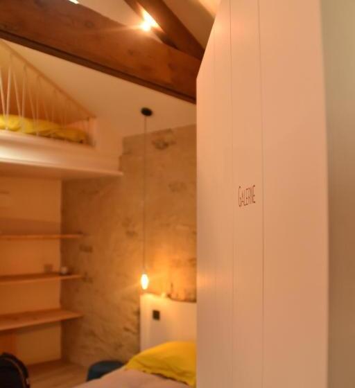 غرفة عائلية مطلّة علي الحديقة, Les Maillettes