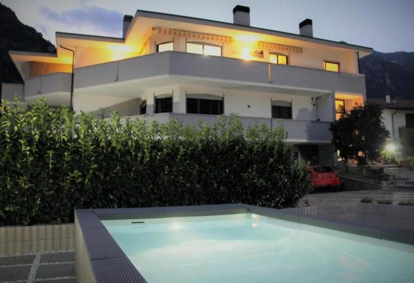 Апартаменты 3 Спальни, Affittacamere Valchiavenna Foresteria In Tranquilla Villa Signorile Con Comodo Parcheggio Privato
