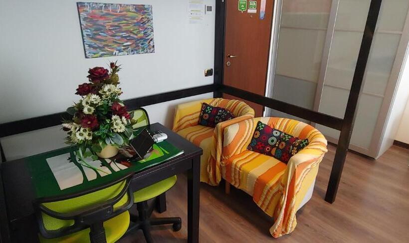 استودیوی لوکس, Affittacamere Valchiavenna Foresteria In Tranquilla Villa Signorile Con Comodo Parcheggio Privato