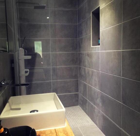 디럭스 스튜디오, The Rhone Retreat