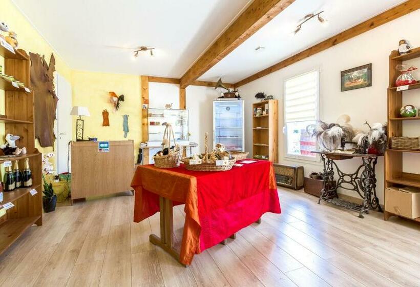 غرفة قياسية, Les Roulottes Gîtes De La Ferme De L Autruche Dromoise