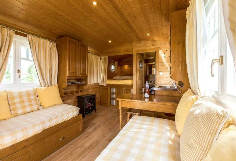 غرفة قياسية, Les Roulottes Gîtes De La Ferme De L Autruche Dromoise