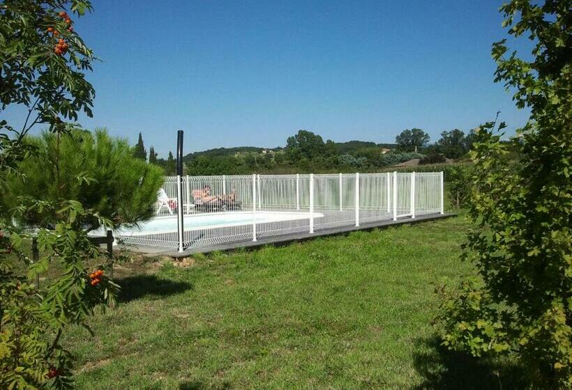 غرفة قياسية, Les Roulottes Gîtes De La Ferme De L Autruche Dromoise