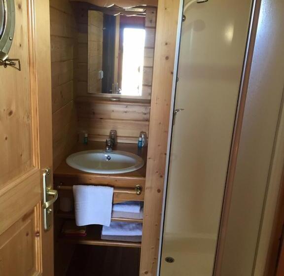 غرفة قياسية, Les Roulottes Gîtes De La Ferme De L Autruche Dromoise