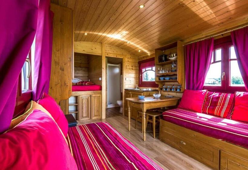 غرفة قياسية, Les Roulottes Gîtes De La Ferme De L Autruche Dromoise