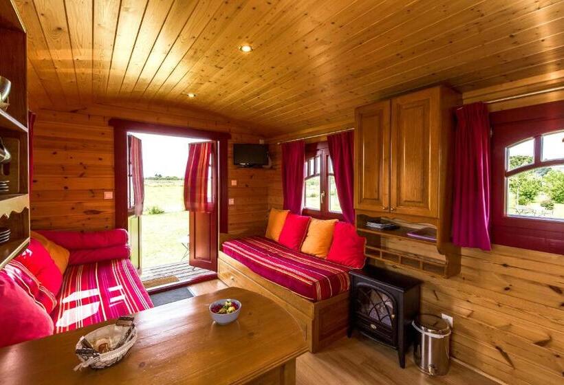 غرفة قياسية, Les Roulottes Gîtes De La Ferme De L Autruche Dromoise