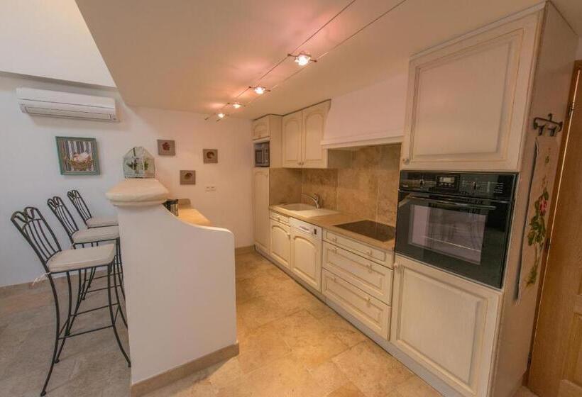 منزل غرفتين نوم, La Treille Et L'impasse