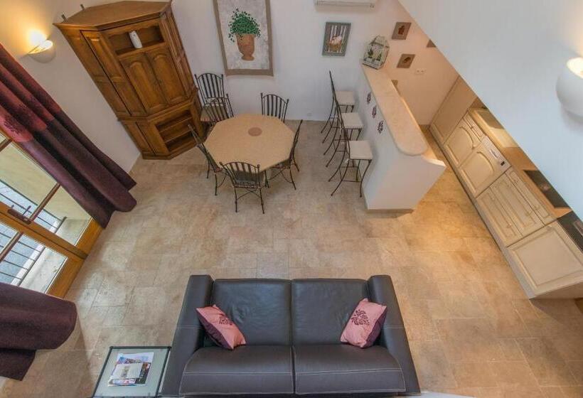 منزل غرفتين نوم, La Treille Et L'impasse