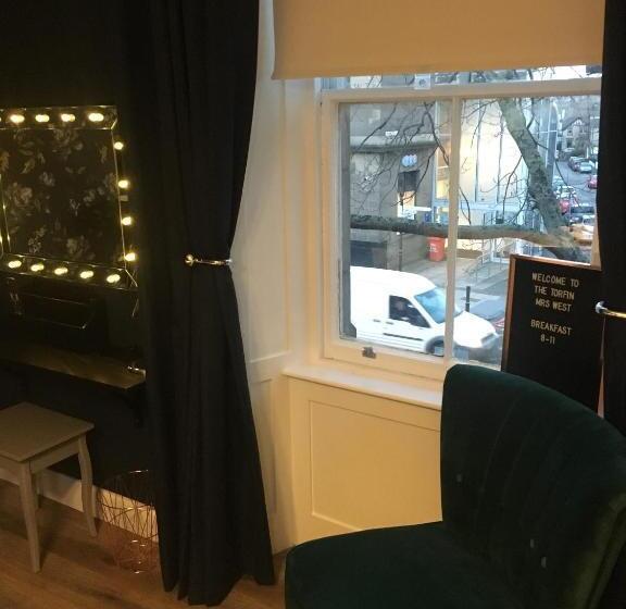 اتاق لوکس با تخت بزرگ, The Torfin