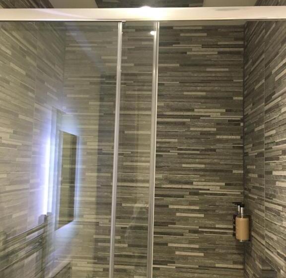 اتاق لوکس با تخت بزرگ, The Torfin