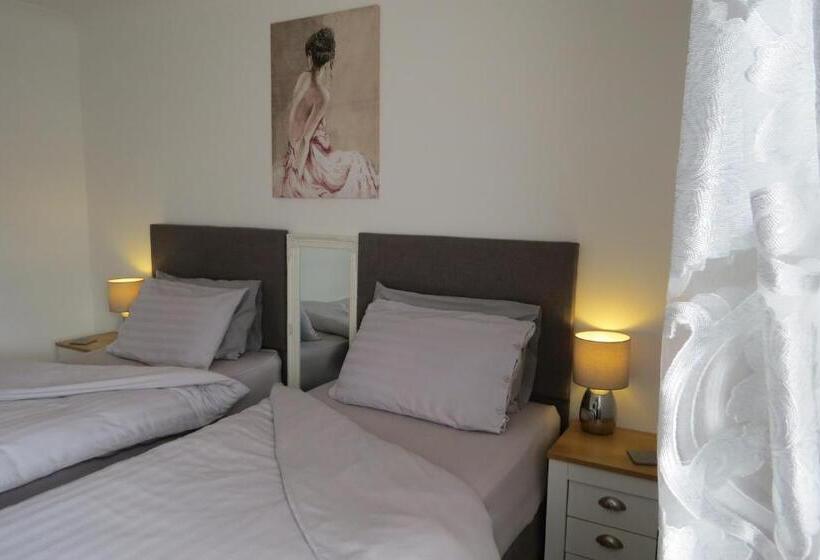 Standard room with outdoor bath, Cribyn Lodge
