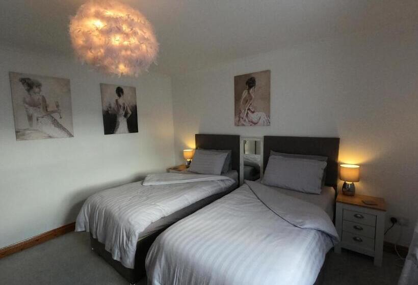 Standard room with outdoor bath, Cribyn Lodge