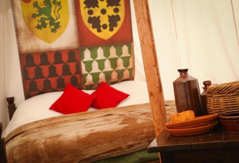 كوخ قياسي, Warwick Castle Hotel & Knight S Village