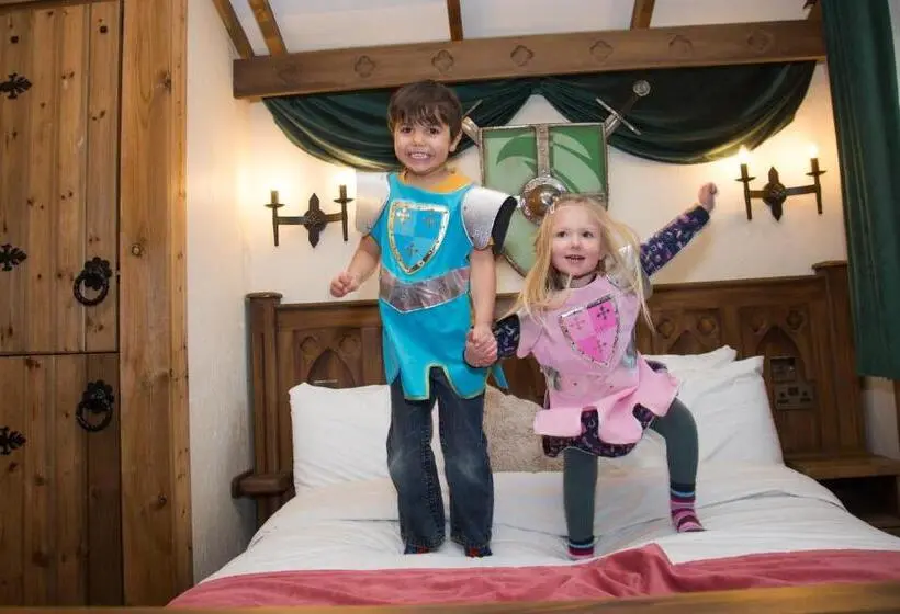 Mökki 1 Makuuhuone, Warwick Castle Hotel & Knight S Village