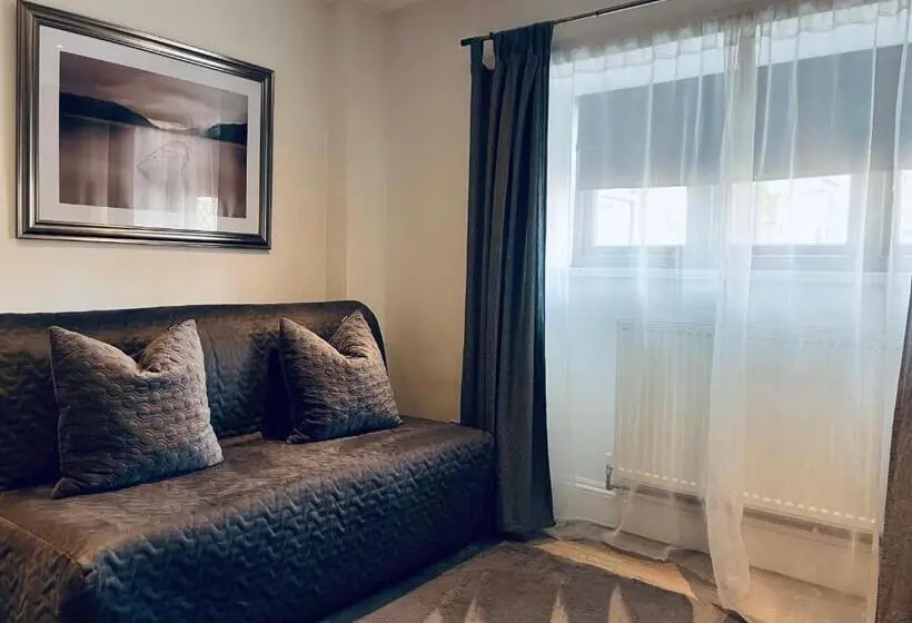 سوییت جونیور, The Old Farmhouse