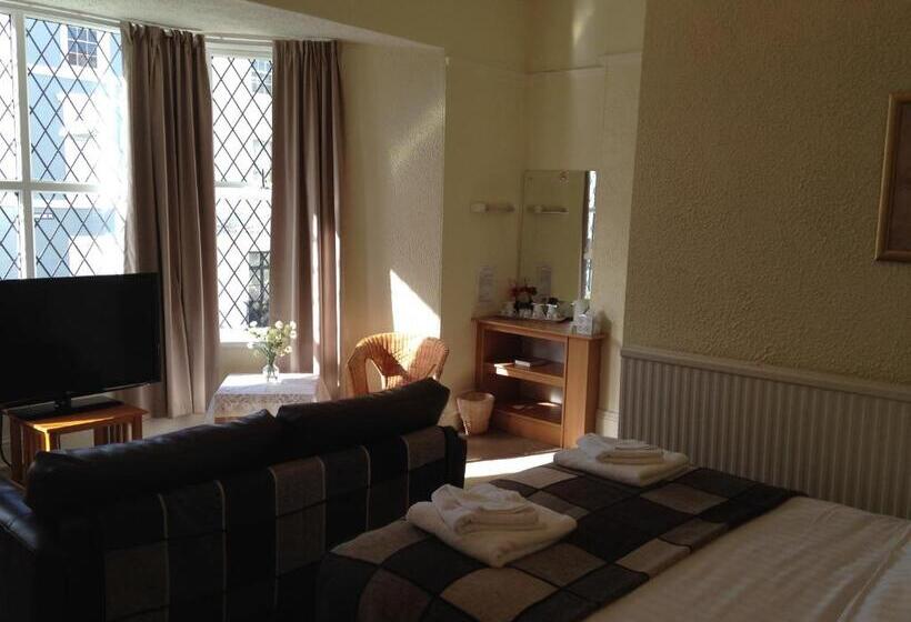 سوییت خانوادگی, The Tudor Guest House