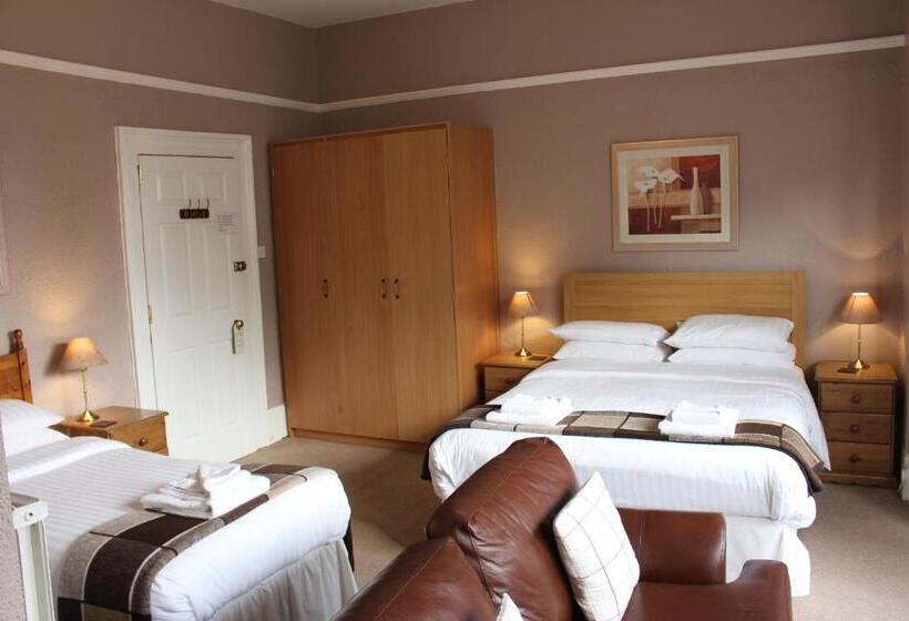 سوییت خانوادگی, The Tudor Guest House