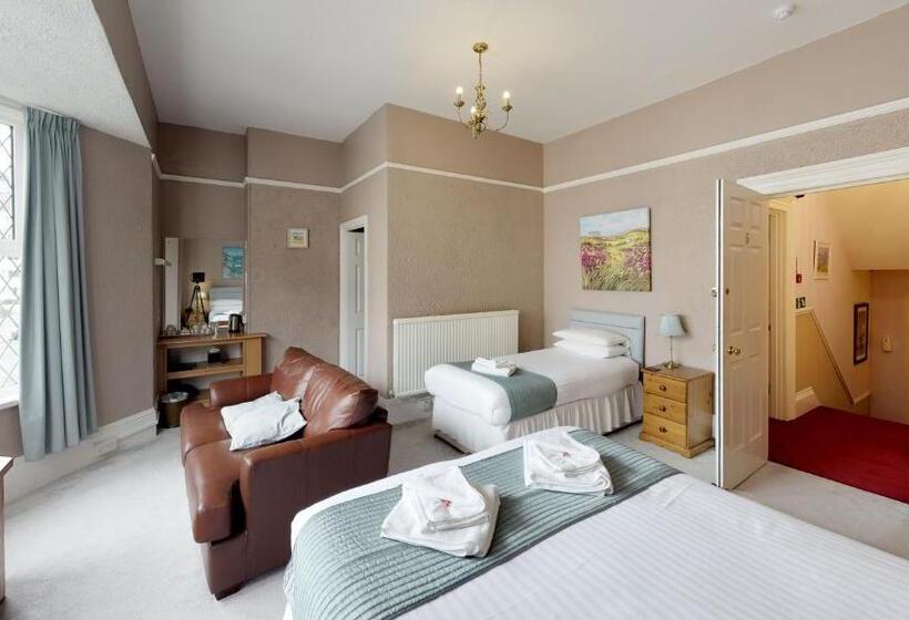 سوییت خانوادگی, The Tudor Guest House