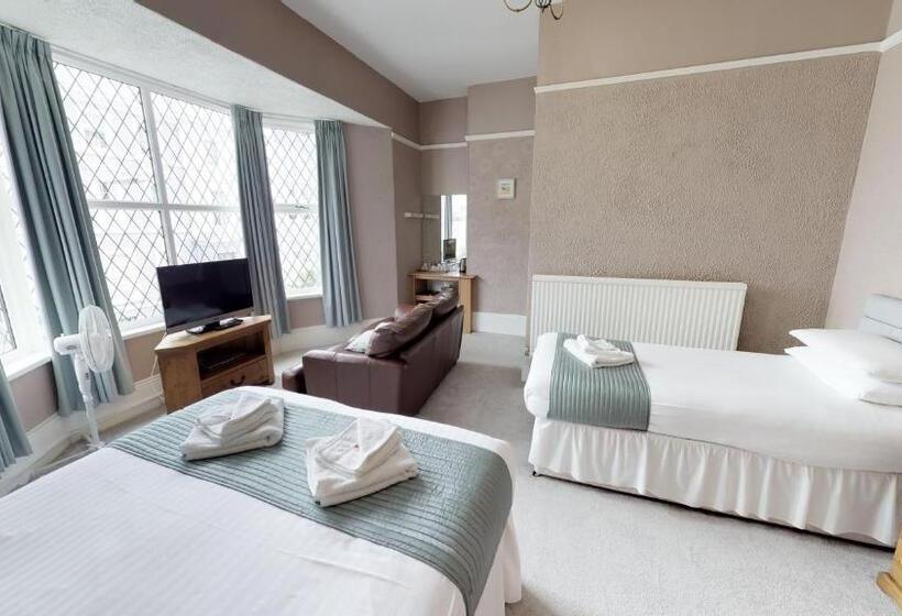 سوییت خانوادگی, The Tudor Guest House