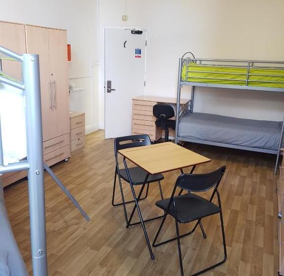 共用房间的床, Belsize House