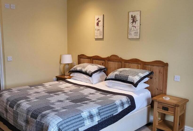 Семейный Номер, The Royal Inn