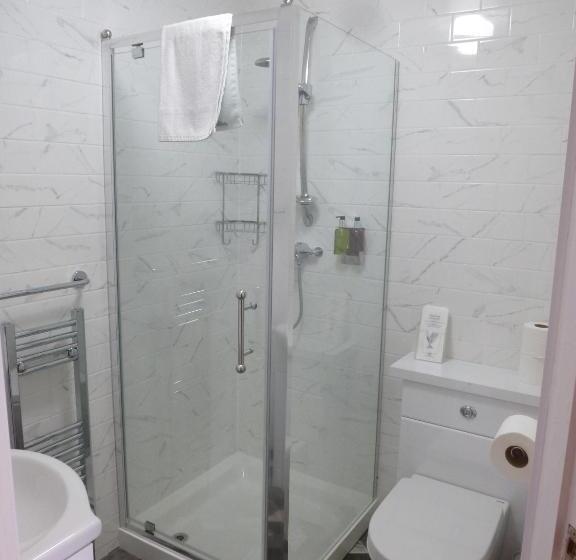 חדר משפחתי, The Kenmore Guest House