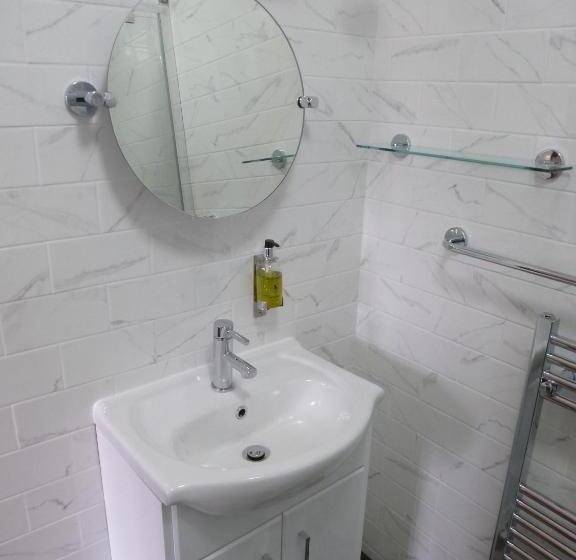 חדר משפחתי, The Kenmore Guest House