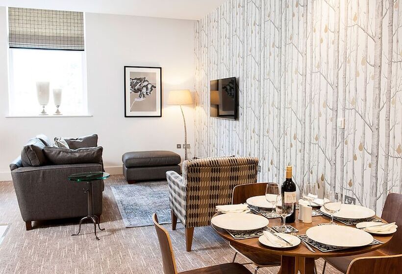 شقة غرفتين, The Halston Carlisle