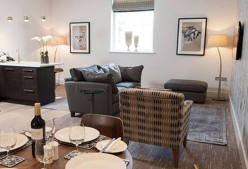 شقة غرفتين, The Halston Carlisle