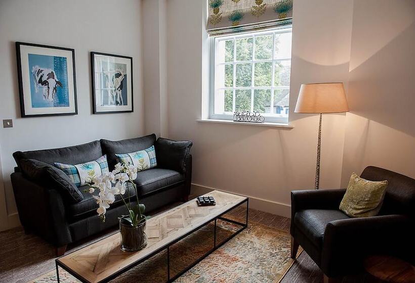 شقة غرفتين, The Halston Carlisle