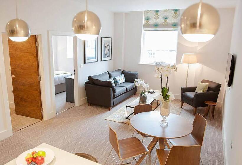 شقة غرفتين, The Halston Carlisle