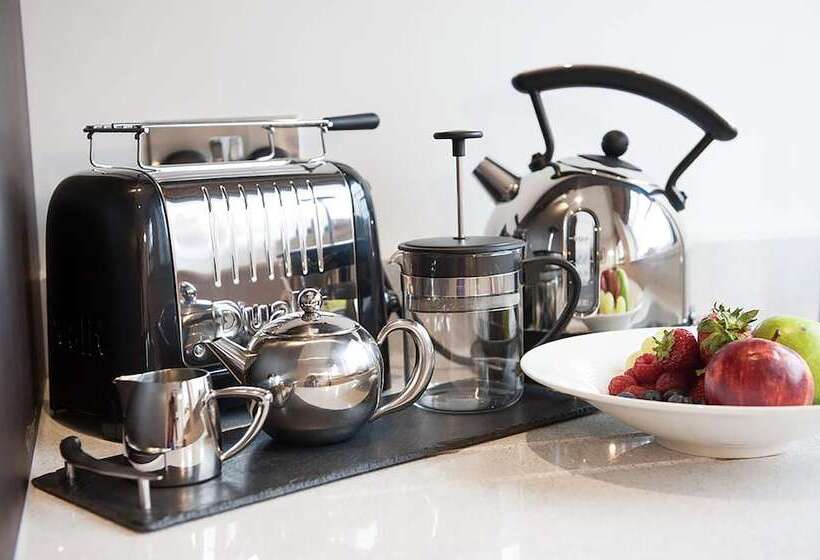 شقة غرفتين, The Halston Carlisle