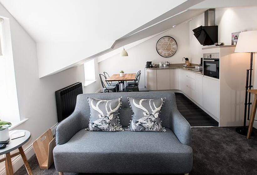 شقة غرفتين, The Halston Carlisle