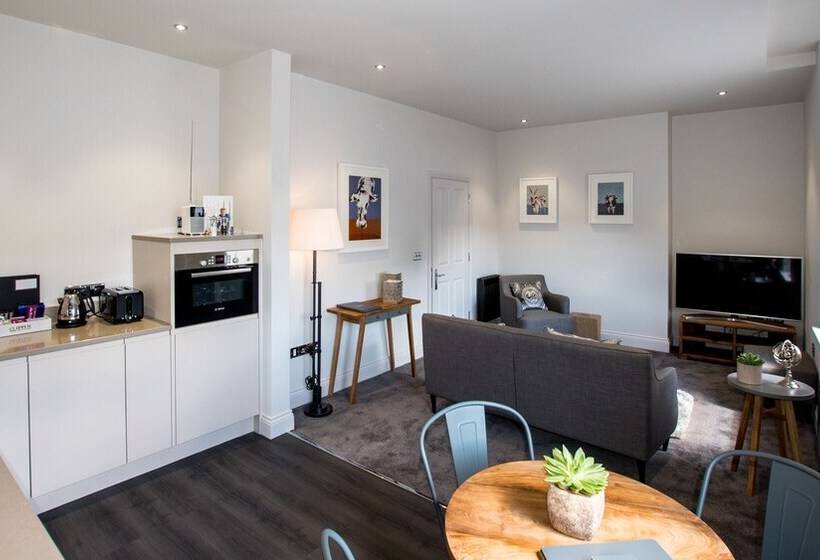 شقة غرفتين, The Halston Carlisle