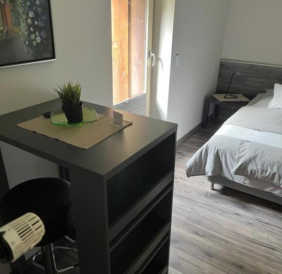 إستوديو ديلوكس, Engels Hof