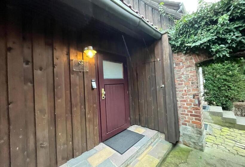 إستوديو ديلوكس, Engels Hof