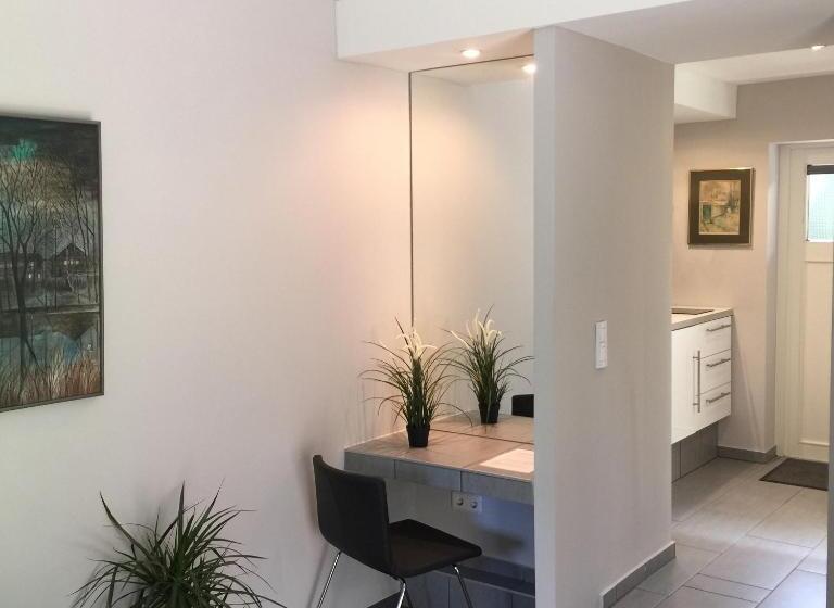 إستوديو ديلوكس, Engels Hof