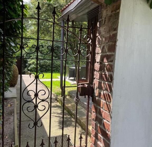 شقة غرفة واحدة مطلة على الحديقة, Engels Hof