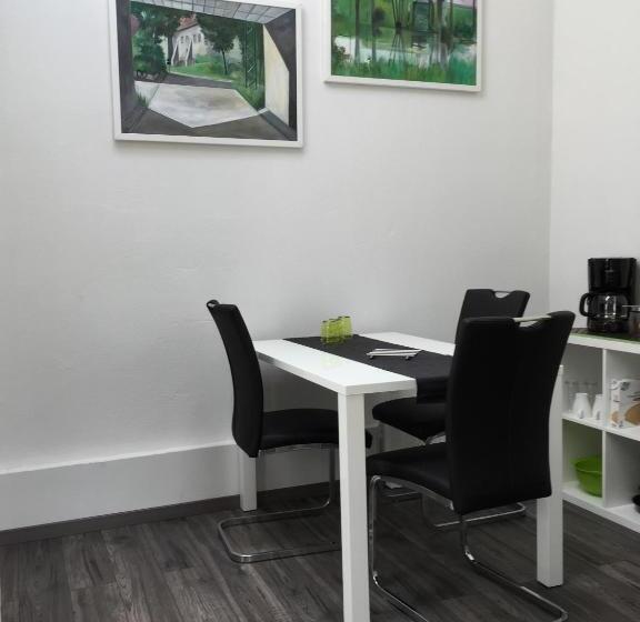 شقة غرفة واحدة مطلة على الحديقة, Engels Hof