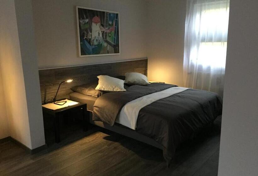 جناح دوبلكس, Engels Hof