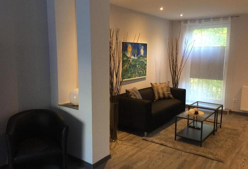 جناح دوبلكس, Engels Hof