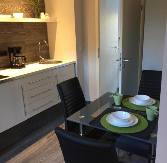 جناح دوبلكس, Engels Hof