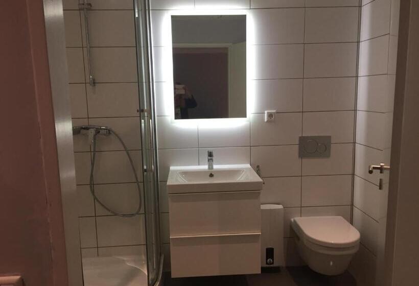 جناح دوبلكس, Engels Hof