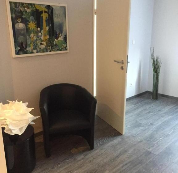 جناح دوبلكس, Engels Hof