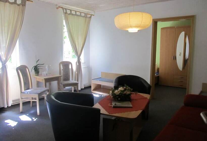 غرفة عائلية, Pension Mahrets Puppenstube