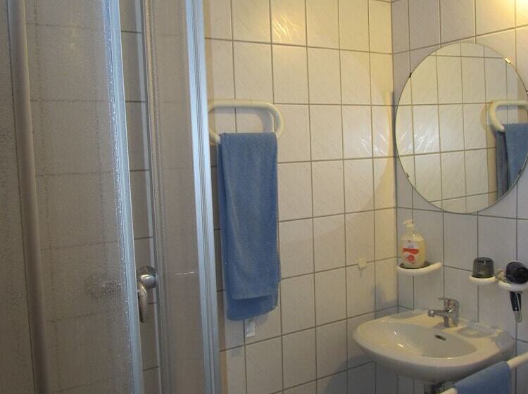 غرفة عائلية, Pension Mahrets Puppenstube