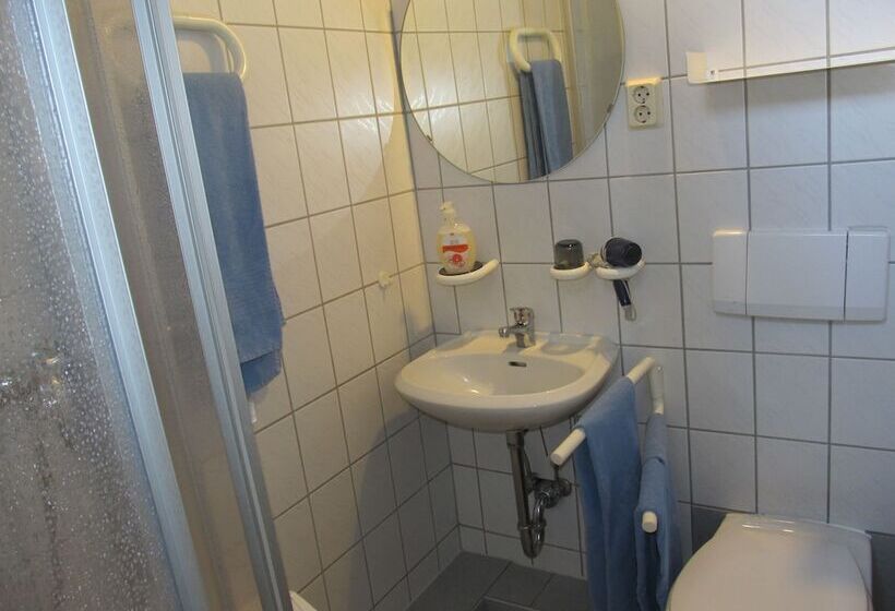 غرفة عائلية, Pension Mahrets Puppenstube