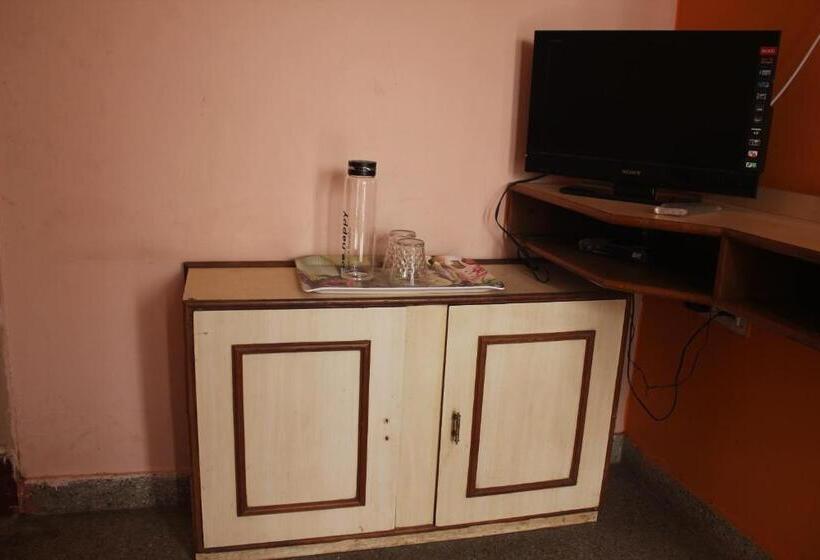 غرفة أساسية ثلاثية, Santosh Lodge